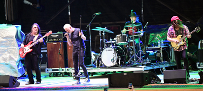 Spin Doctors jamming away